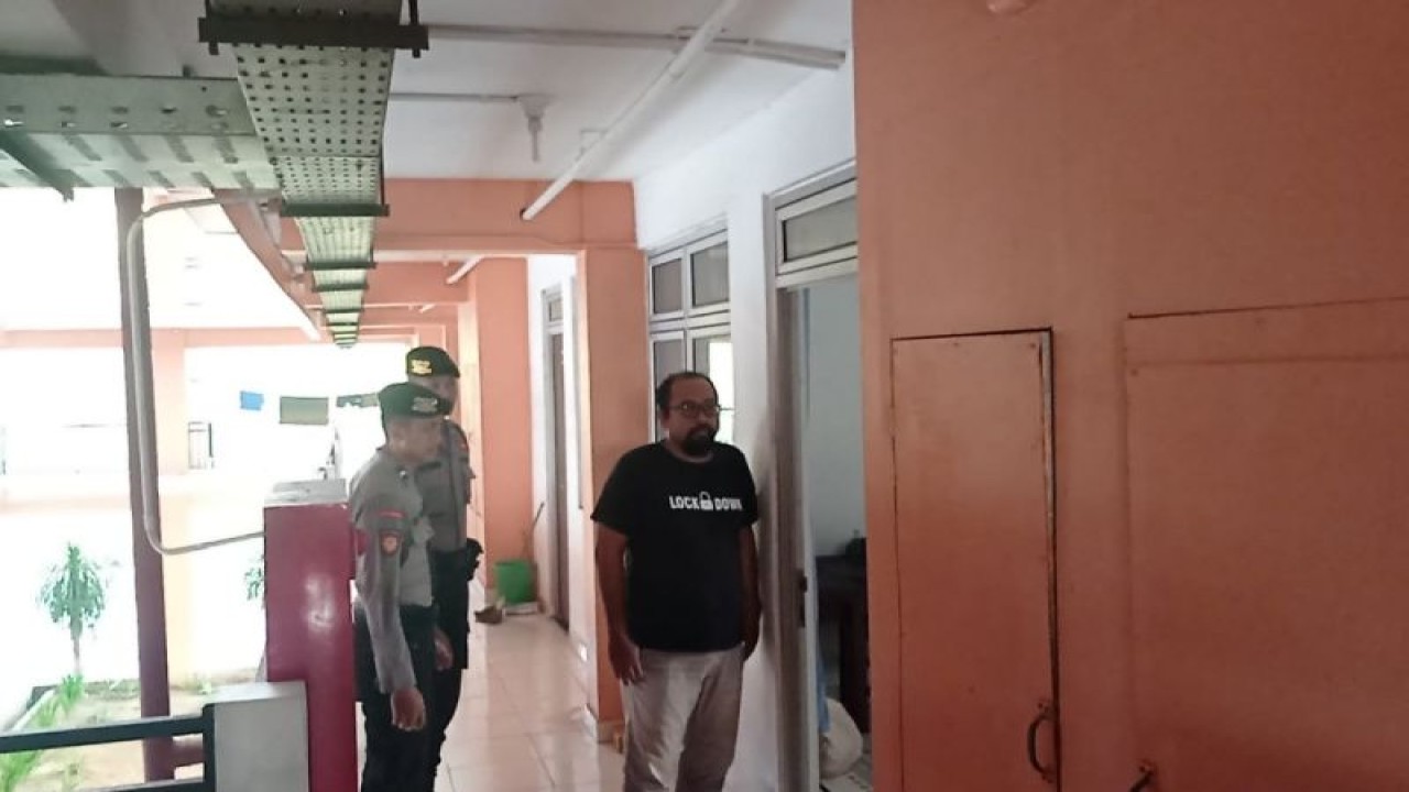 Petugas kepolisian meninjau tempat penampungan sementara kasus TPPO di Rusunawa Giripeni. (ANTARA/HO-Dokumen istimewa)