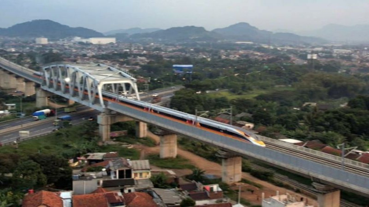 "Comprehensive inspection train" (CIT) atau kereta inspeksi melaju di jalur Kereta Api Cepat Jakarta Bandung (KCJB). ANTARA/HO-KCIC