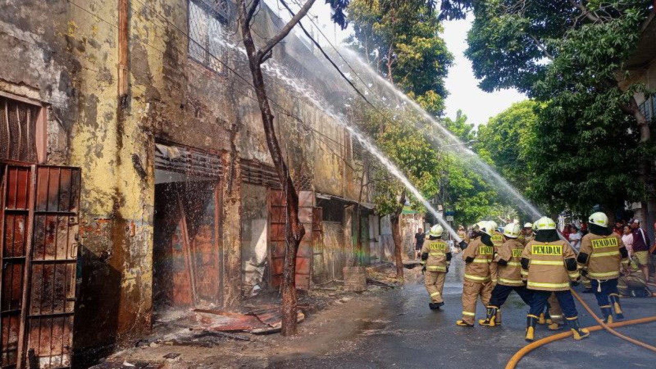 Petugas Sudin Gulkarmat Jakarta Pusat memadamkan kebakaran di warung kopi dan mi ayam yang berada di Jalan Kramat II, RT 02 RW 09, Kwitang, Senen, Jakarta Pusat, Senin (5/6/2023). ANTARA/HO-Sudin Gulkarmat Jakarta Pusat