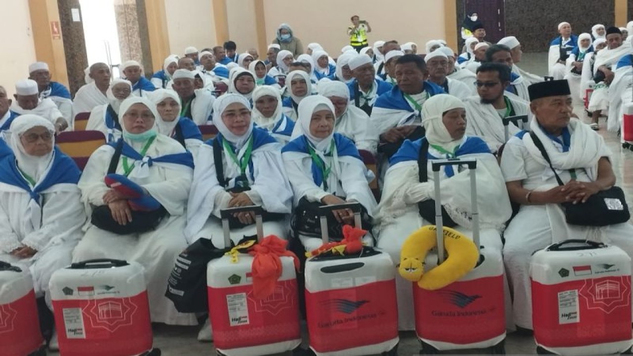 Sebanyak 348 calon haji yang tergabung dalam kelompok terbang (Kloter) 16 asal Kabupaten Deli Serdang, berangkat ke Jeddah dari Asrama Haji Medan. (ANTARA/Munawar Mandailing).
