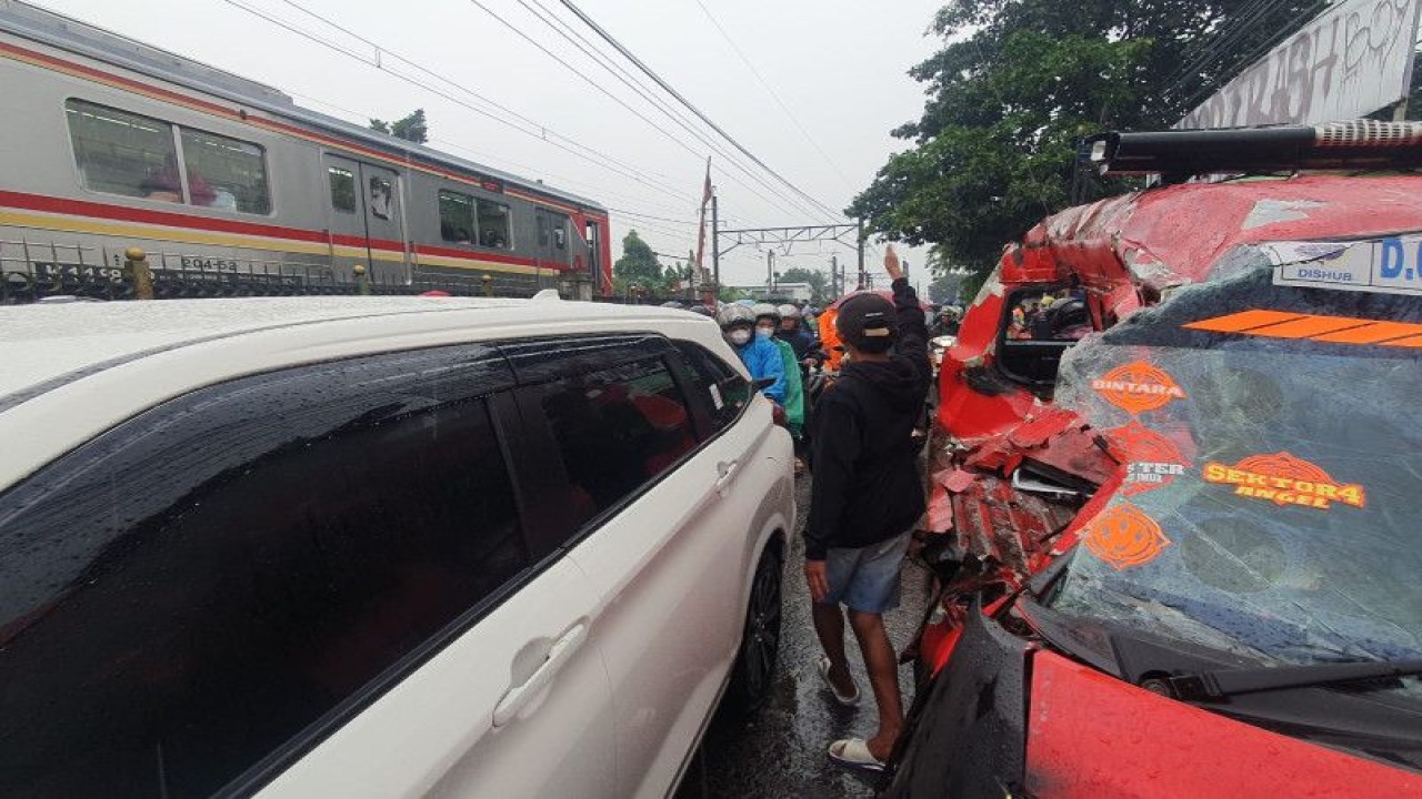 Angkot tertabrak di perlintasan rel KRL Pondok Terong Cipayung Jumat. (ANTARA/ foto: Istimewa)