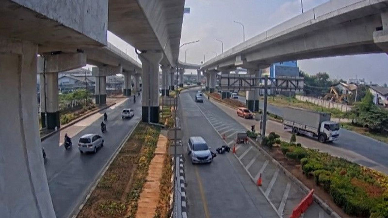 Tangkapan layar - pengendara mobil Avanza menabrak pengendara motor di pintu masuk Tol Cakung-Kelapa Gading, Jakarta Timur, Rabu (14/6/2023). ANTARA/HO-CCTV Tol Cakung-Kelapa Gading/aa. (Handout CCTV Tol Cakung-Kelapa)