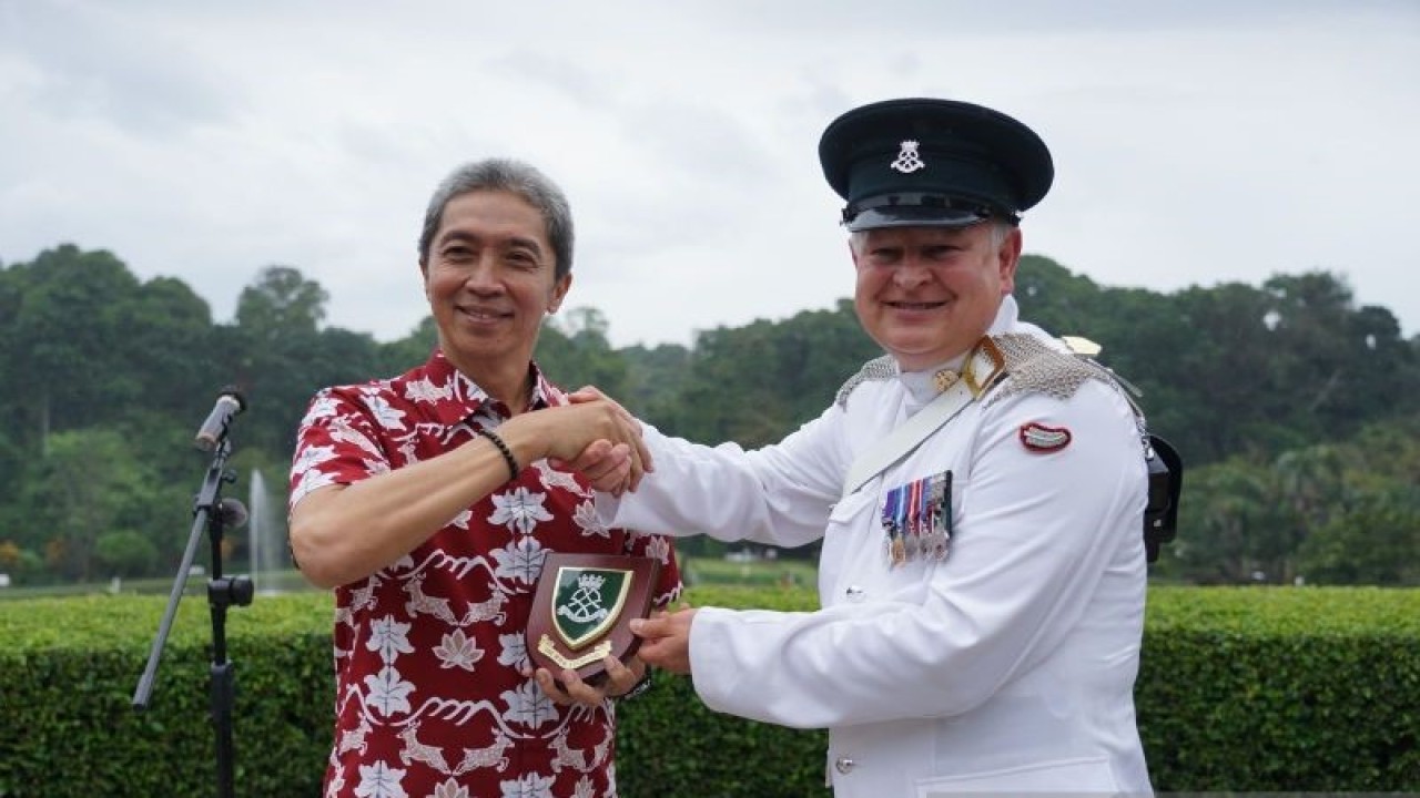 Wakil Duta Besa Inggris untuk Indonesia dan Timor-Leste Matt Downing (kanan) bersama Wakil Wali Kota Bogor Dedie Abdul Rachim (kiri) saat perayaan ulang tahun Raja Charles III di Kebun Raya Bogor, Selasa (6/6/2023). (ANTARA/HO/Pemkot Bogor)
