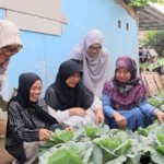 Kegiatan anggota Komunitas Depot Kompos Dahlia di Sawangan Baru, Kota Depok, Jawa Barat. (ANTARA/HO: Humas UI)-1687415984