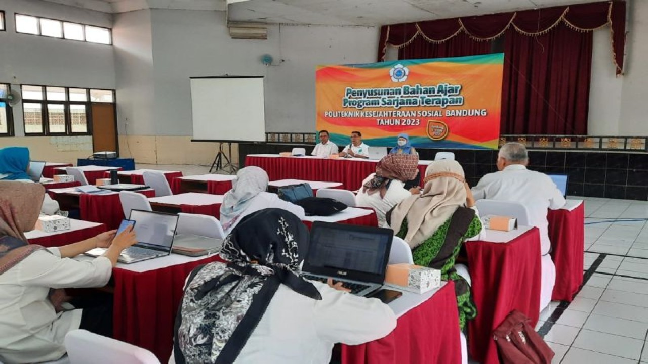 Kegiatan penyesuaian bahan ajar di Politeknik Kesejahteraan Sosial Bandung, Jawa Barat, Senin (5/6/2023). (ANTARA/HO-Poltekesos)