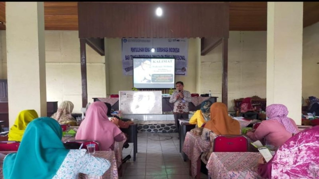 Kegiatan penyuluhan kemahiran berbahasa untuk memasyarakatkan penggunaan bahasa yang baik dan benar di Kabupaten Limapuluh Kota.