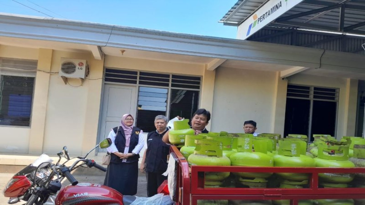Kegiatan sidak di pangkalan yang menjual elpiji bersubsidi 3 kilogram di Kediri, Jawa Timur. ANTARA/ HO-Pemkot Kediri