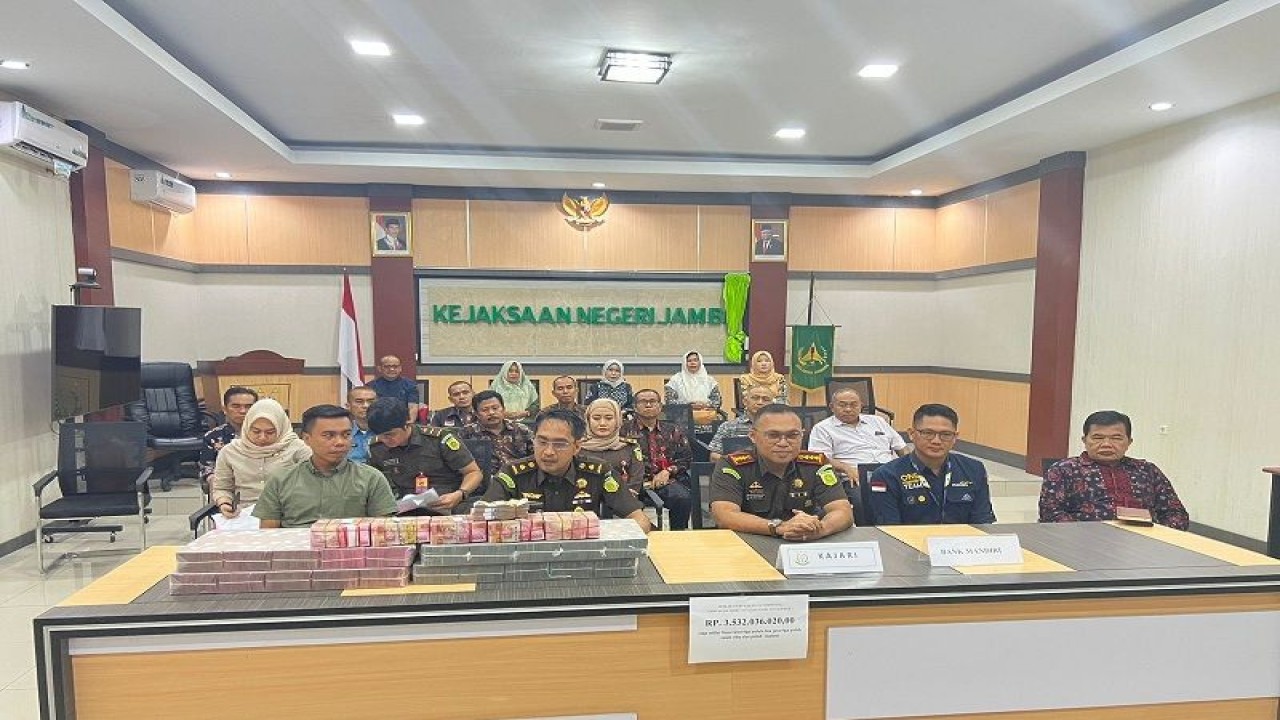 Pihak Kejari Jami saat menerima dan kemudian menitipkan Uang Pengganti dalam kasus terpidana penggelapan pajak BMM senilai Rp3,5 miliar, Jumat (16/6/23).(ANTARA/HO)