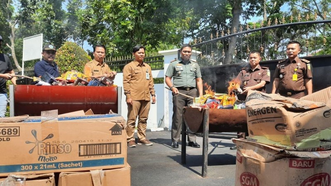 Kepala Kejari Kabupaten Tangerang Ferry Herlius saat melakukan pemusnahan terhadap barang bukti dari 58 kasus kejahatan pidana umum dan khusus yang telah dinyatakan berkekuatan hukum tetap. ANTARA/Azmi Samsul Maarif.