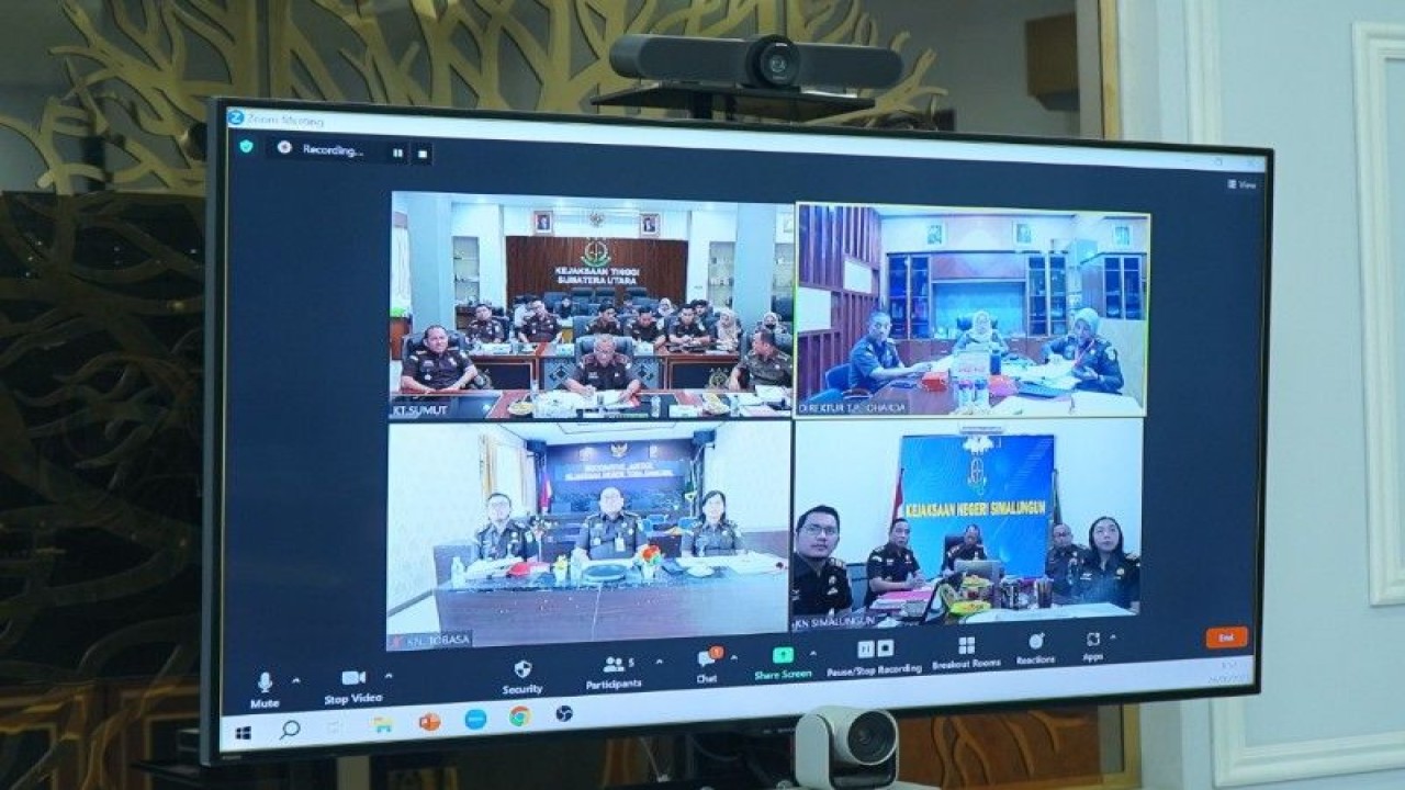 Pihak Kejati Sumut melakukan ekspose perkara kepada Jaksa Agung Muda Pidana Umum (JAM Pidum) Dr Fadil Zumhana diwakili Direktur TP Oharda pada JAM Pidum Agnes Triani, Koordinator pada JAM Pidum dan pejabat lainnya melalui virtual di Medan, Sumatera Utara, Senin (26/6). (ANTARA/HO-Kejati Sumut)