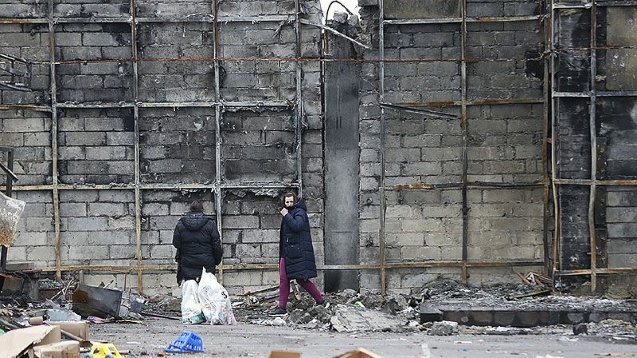 Arsip - Warga berjalan melewati sebuah bangunan yang rusak di Mariupol, Ukraina (14 /4/2022). (ANTARA/Xinhua/Victor/aa)