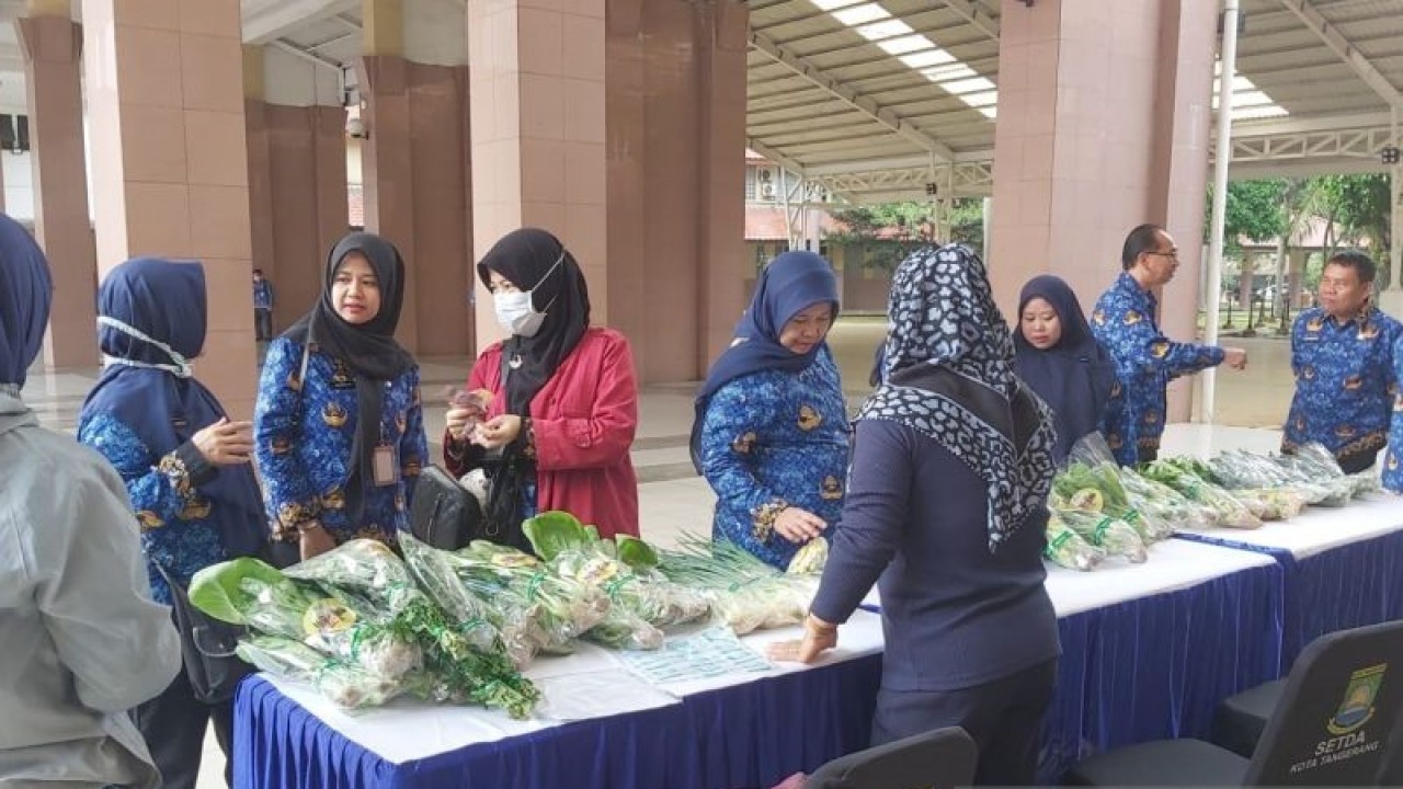 Kelompok Wanita Tani (KWT) Anthurium, Kelurahan Nambo Jaya menjajakan sayur hasil panen di Plaza Puspem Kota Tangerang, Senin.