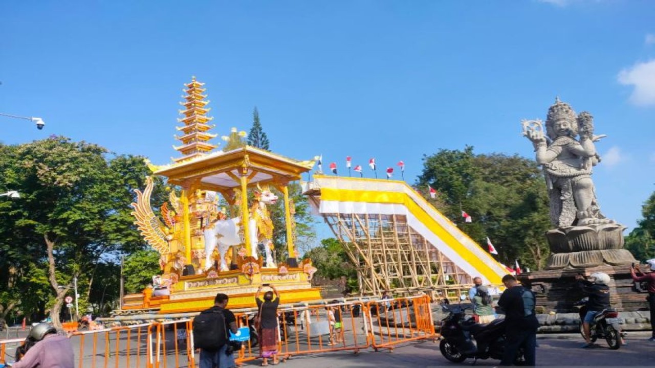 Bade tumpang 11 beserta lembu putih dan tragtag (tangga) yang akan digunakan untuk menaikkan jenazah Raja Denpasar IX pada puncak pelebon, Rabu (21/6/2023). ANTARA/Ni Luh Rhismawati.