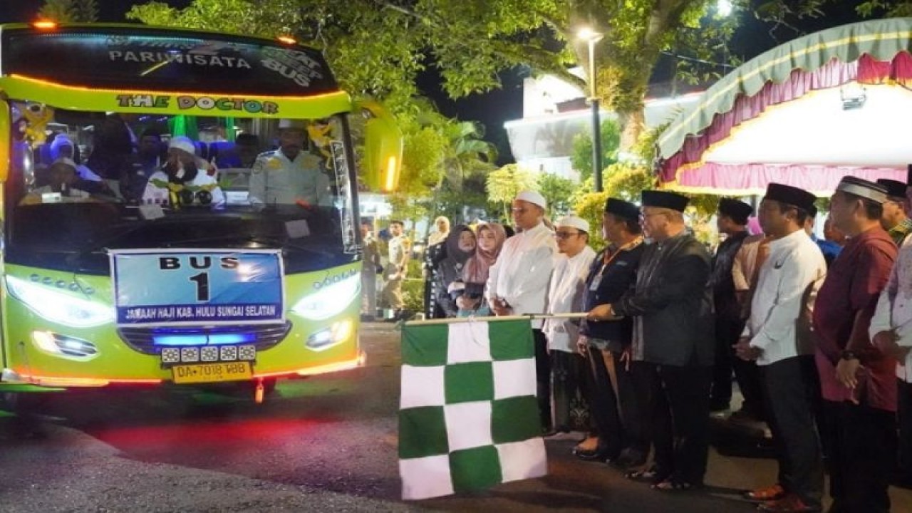 Bupati Hulu Sungai Selatan (HSS), H Achmad Fikry beserta para pejabat di lingkungan Pemkab HSS melepas keberangkatan JCH menuju asrama haji, di depan pendopo kabupaten, Kandangan, HSS, Kalimantan Selatan, Sabtu (10/6/2023). (ANTARA/HO-DISKOMINFO HSS)