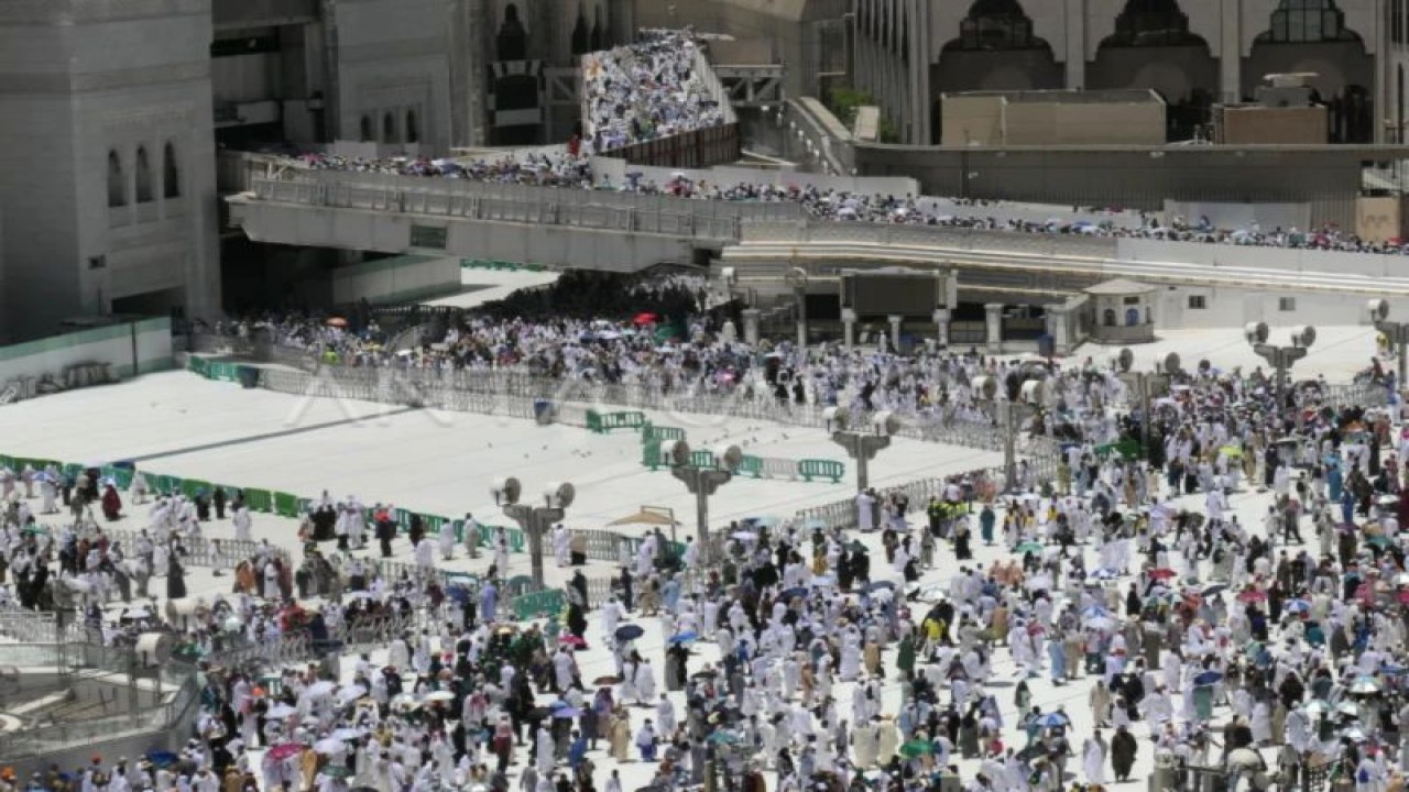 Umat islam berjalan meninggalkan Masjidil Haram usai melaksanakan shalat zuhur di Mekah, Arab Saudi, Senin (19/6/2023) (ANTARA FOTO/Wahyu Putro A/tom.)