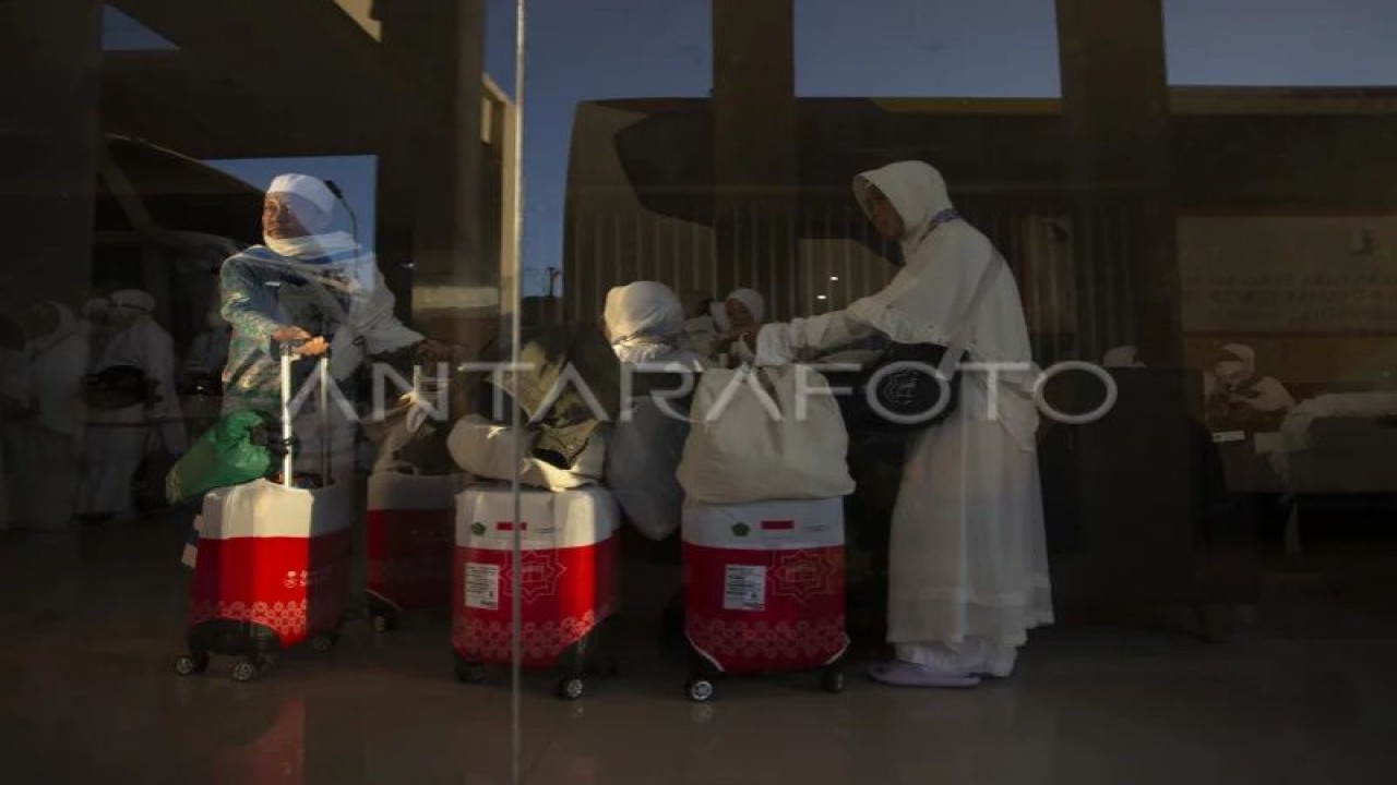 Sejumlah jamaah calon haji mengenakan pakaian ihram saat proses pemberangkatan di embarkasi Kertajati, Indramayu, Jawa Barat, Kamis (8/6/2023). (ANTARA FOTO/Dedhez Anggara/foc).
