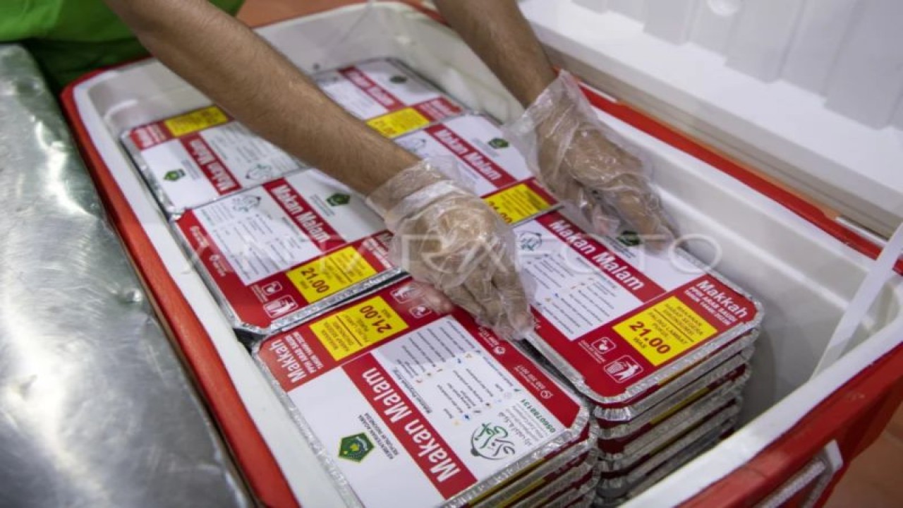 Pekerja menata makanan untuk didistribusikan kepada jamaah di Perusahaan Katering Ahla Zad Company di Mekkah, Arab Saudi, Minggu (4/6/2023). (ANTARA FOTO/Wahyu Putro A/YU)