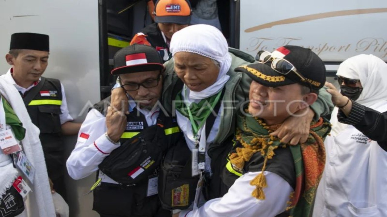 Petugas membantu jamaah calon haji kloter SOC 47 turun dari bus setibanya di hotel sektor 7 Afaq Almashaeir di Mekah, Arab Saudi, Kamis (8/6/2023). (ANTARA FOTO/Wahyu Putro A/foc.)