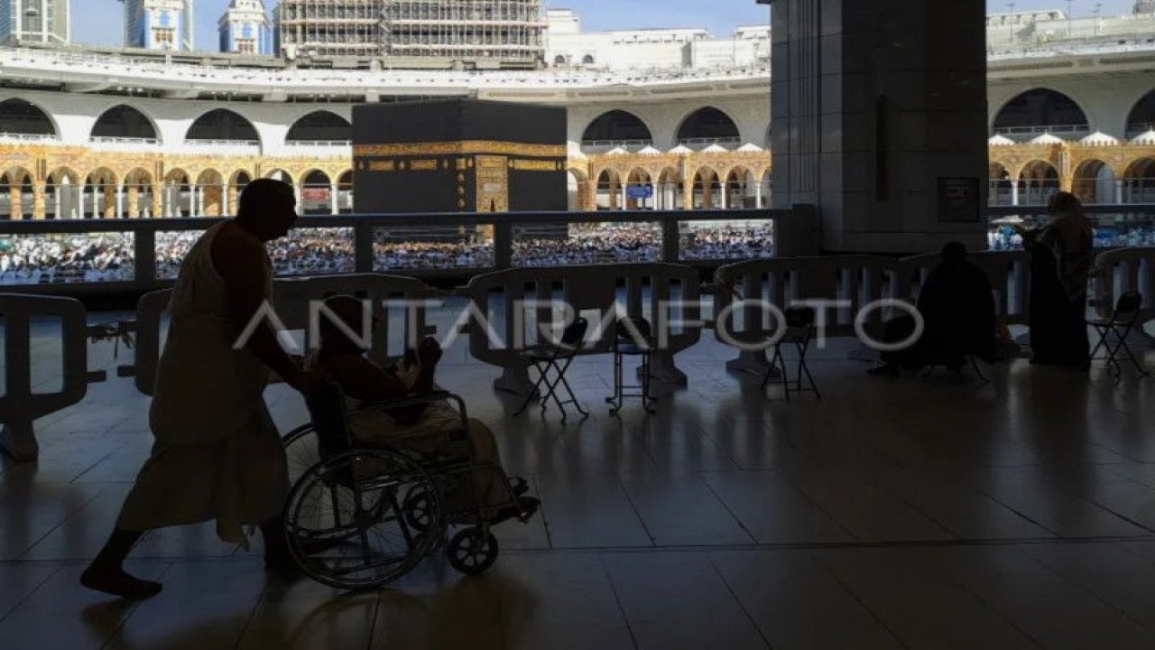Seorang jamaah melakukan tawaf mengelilingi ka'bah dengan menggunakan kursi roda di Masjidil Haram, Mekkah, Arab Saudi, Rabu (7/6/2023). (ANTARA FOTO/Wahyu Putro A/tom.)