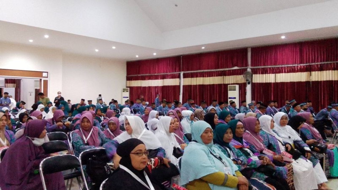 Jamaah calon haji Sulawesi Tengah kloter 9 embarkasi Balikpapan mengikuti pelepasan keberangkatan di Asrama Haji Transit Palu, Kota Palu (5/6/2023). (ANTARA/Nur Amalia Amir)