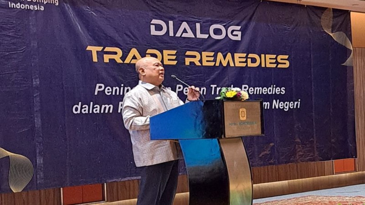 Sekretaris Jenderal Kementerian Perdagangan (Kemendag) Suhanto saat pembukaan dialog interaktif tentang peningkatan peran dalam perlindungan industri dalam negeri di Jakarta, Selasa (13/6/2023). (ANTARA/Ho/Kementerian Perdagangan/dok.Pri)