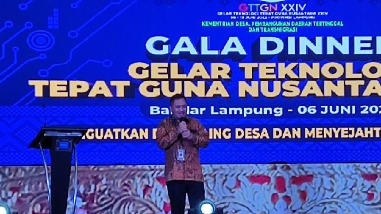 Kepala Badan Pengembangan dan Informasi Kementerian Desa, Pembangunan Daerah Tertinggal, dan Transmigrasi Ivanovich Agusta dalam acara Gala Dinner Gelar Teknologi Tepat Guna Nusantara, di Bandar Lampung, Lampung, Selasa (6/6) malam. ANTARA/ Anita Permata Dewi