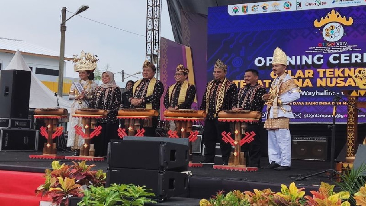 Menteri Desa, Pembangunan Daerah Tertinggal, dan Transmigrasi Abdul Halim Iskandar (tengah) saat membuka Pameran Gelar Teknologi Tepat Guna Nusantara (GTTGN) XXIV Tahun 2023, di Bandar Lampung, Lampung, Rabu (7/6/2023). (ANTARA/ Anita Permata Dewi)