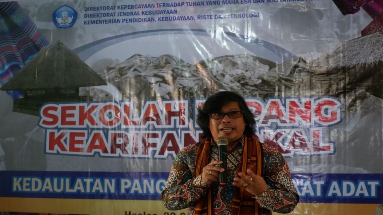 Pamong Budaya Ahli Madya Kemendikbudristek, Julianus Limbeng dalam Pembukaan Sekolah Lapang Kearifan Lokal di Desa Hoelea II, Kabupaten Lembata, NTT, Kamis (22/6/2023). (ANTARA/Fransiska Mariana Nuka)