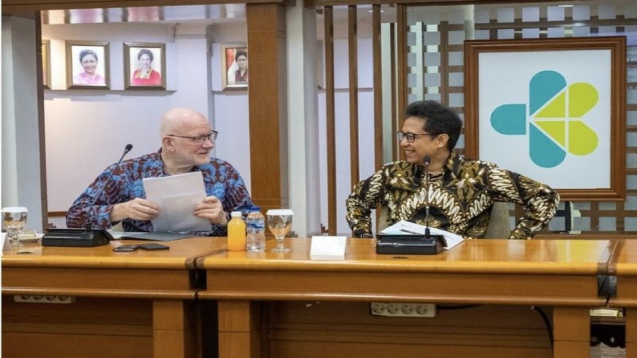 Menteri Kesehatan RI Budi Gunadi Sadikin (kanan) berbincang dengan President of Global Development at The Bill & Melinda Gates Foundation Christopher Elias usai penandatanganan kemitraan untuk transformasi kesehatan Indonesia, di Gedung Kemenkes RI, Jakart, Kamis (8/6/2023). (ANTARA/HO-Kemenkes).