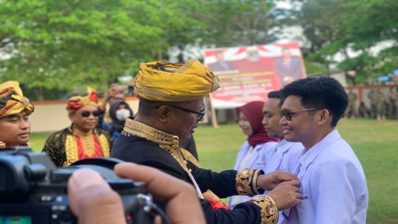 Penjabat Bupati Muna Barat Bahri menerima 16 dokter yang didatangkan Kemenkes untuk memberi pelayanan kepada masyarakat setempat. (ANTARA/HO-Pemkab Muna Barat)