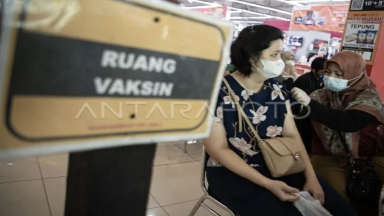 Ilustrasi - Petugas kesehatan menyuntikkan vaksin penguat kedua COVID-19 kepada seorang warga di salah satu pusat perbelanjaan di Palembang, Sumatera Selatan, Selasa (14/2/2023). (ANTARA FOTO/Nova Wahyudi/aww).