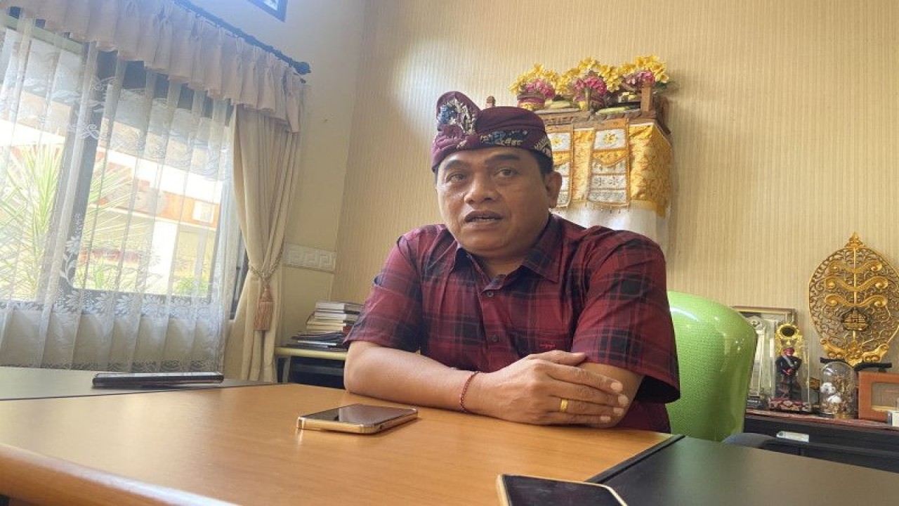 Kepala Dinkes Bali I Nyoman Gede Anom saat diwawancara mengenai stok vaksin anti rabies di Denpasar, Kamis (22/6/2023). ANTARA/Ni Putu Putri Muliantari