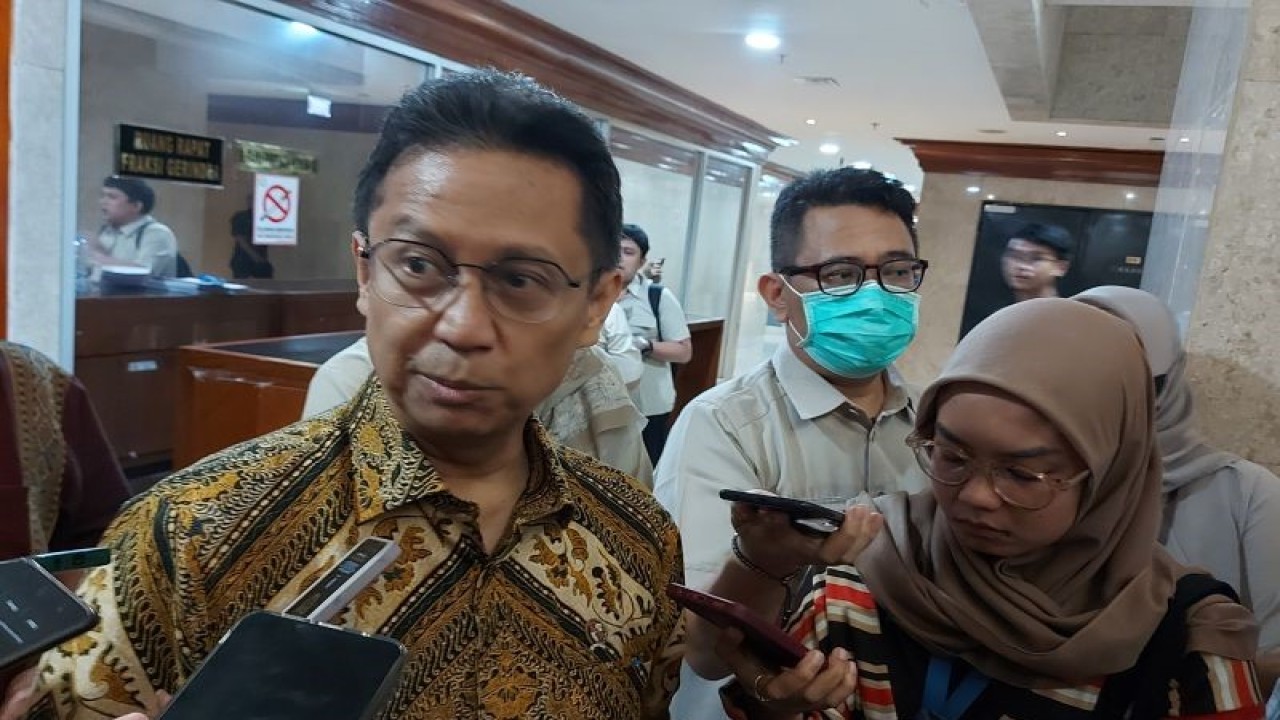 Menteri Kesehatan RI Budi Gunadi Sadikin saat menyampaikan pernyataan kepada wartawan usai Rapat Kerja bersama Komisi IX DPR di Jakarta, Senin (19/6/2023). (ANTARA/Andi Firdaus).