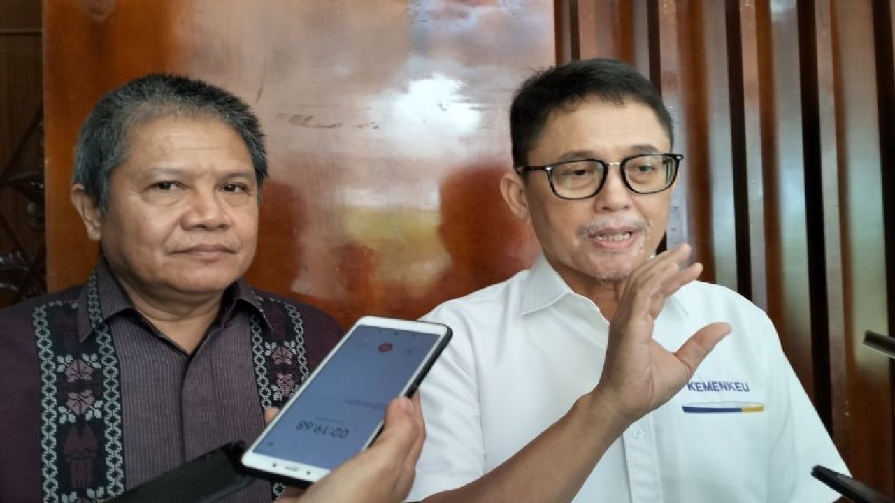 Direktur Dana Transfer Umum Direktorat Jenderal Perimbangan Keuangan Kementerian Keuangan Adriyanto (kanan) bersama Wakil Rektor IV Unand Bidang Perencanaan, Riset, Inovasi dan Kerja Sama Dr Hefrizal Handra (kiri) saat diwawancarai, di Padang, Sumatera Barat, Senin (26//2023). ANTARA/Muhammad Zulfikar.