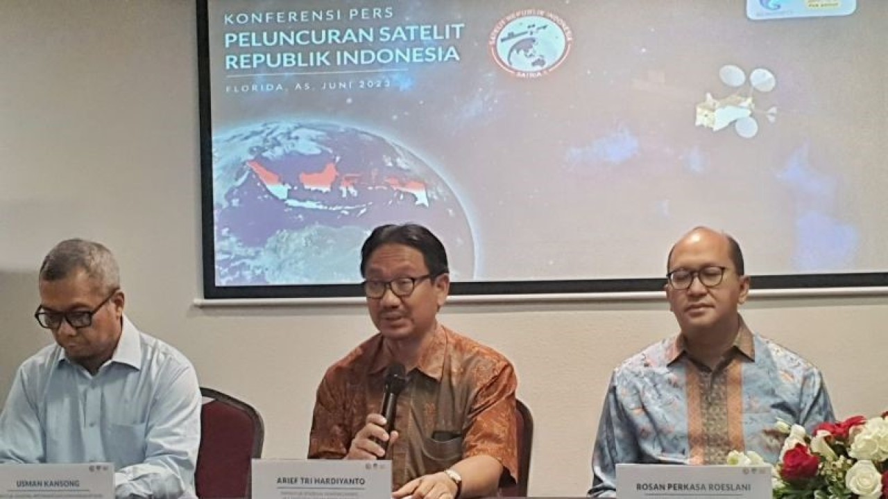 Pelaksana tugas (Plt.) Direktur Utama Badan Aksesibilitas Telekomunikasi dan Informasi (BAKTI) Kemenkominfo Arief Tri Hardiyanto (tengah) dalam konferensi pers persiapan peluncuran SATRIA-1 di Orlando, AS, Sabtu (17/6/2023). (ANTARA/Livia Kristianti)
