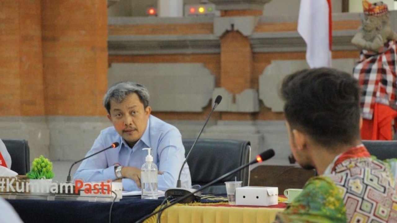 Kepala Kanwil Kementerian Hukum dan HAM Bali Anggiat Napitupulu menguji WNA yang mengajukan pindah kewarganegaraan menjadi WNI di Denpasar, Bali, Rabu (14/6/2023) ANTARA/HO-Kemenkumham Bali
