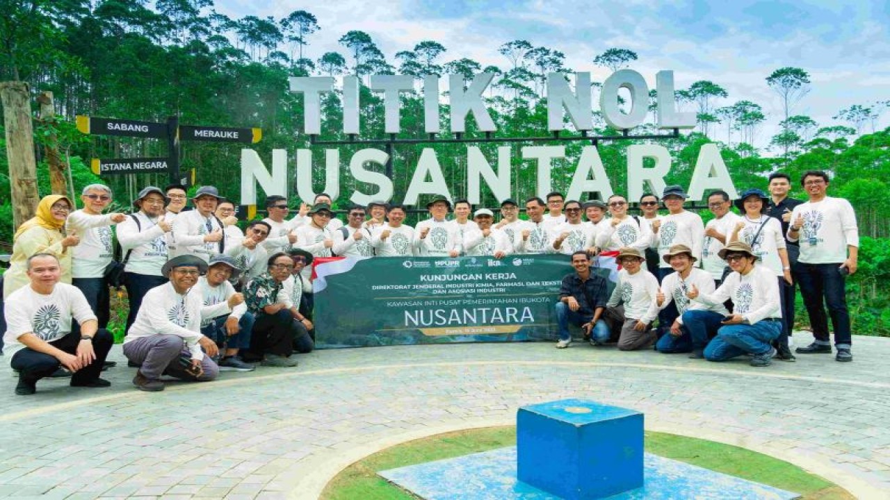 Plt. Direktur Jenderal Industri Kimia, Farmasi, dan Tekstil (IKFT) Kementerian Perindustrian, Ignatius Warsito berfoto bersama dengan para asosiasi dan pelaku industri dari sektor IKFT di lokasi Titik Nol Nusantara seusai meninjau progres pembangunan kawasan Ibu Kota Nusantara (IKN) di Kabupaten Penajam Paser Utara, Kalimantan Timur, Kamis (15/6/2023). (ANTARA/HO Kementerian Perindustrian)