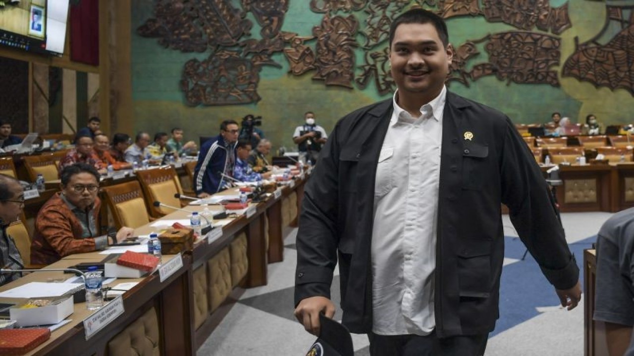 Arsip - Menteri Pemuda dan Olahraga (Menpora) Dito Ariotedjo (kanan) bersiap mengikuti rapat kerja bersama Komisi X DPR di Kompleks Parlemen, Senayan, Jakarta, Rabu (31/5/2023). Rapat tersebut membahas Rencana Kerja dan Anggaran Kementerian Pemuda dan Olahraga tahun 2024 serta rencana pergeseran alokasi anggaran Piala Dunia U-20. ANTARA FOTO/Galih Pradipta/hp.