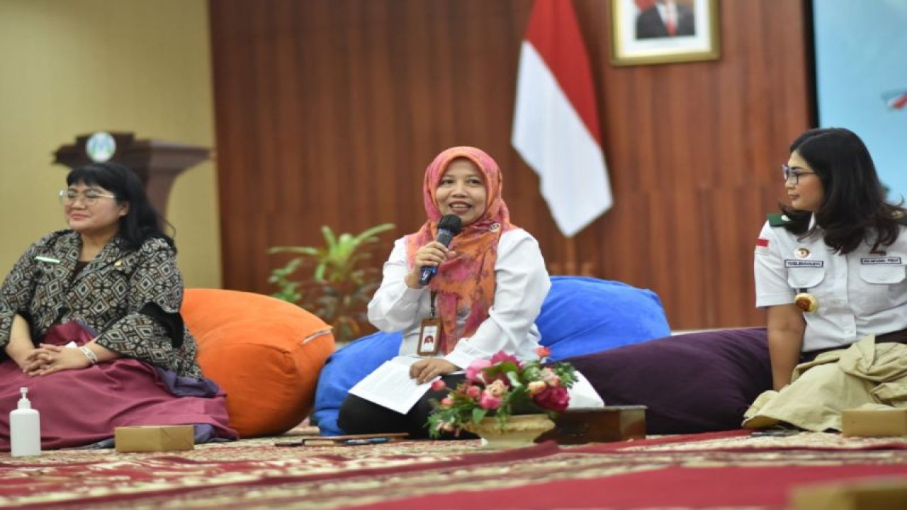 Plt. Deputi Bidang Pemenuhan Hak Anak Kementerian Pemberdayaan Perempuan dan Perlindungan Anak Rini Handayani (tengah) dalam acara bertema "Pancasila di Hati Anak Indonesia". (ANTARA/ HO-Kemen PPPA)