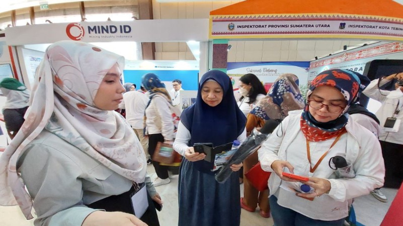 Petugas dari stan Kemensos yang sedang menyosialisasikan berbagai program sosial milik Kemensos di Jakarta, Senin (19/6/2023). (ANTARA/HO-Kemensos)