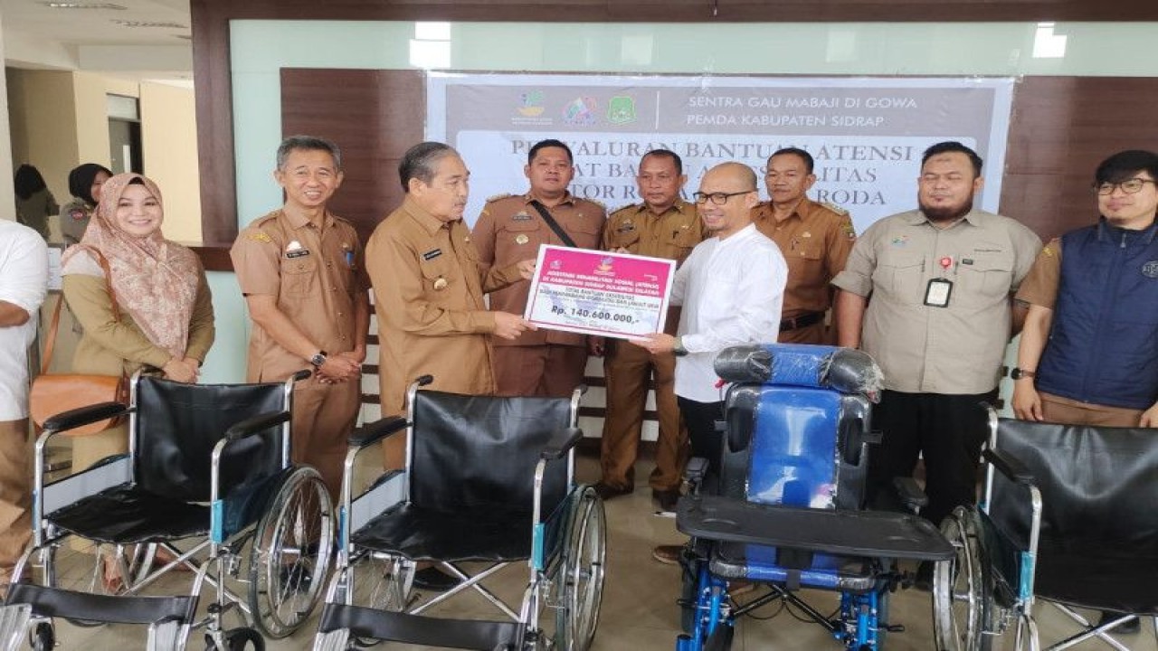 Pihak Kemensos melalui Sentra Gau Mabaji Gowa, Sulsel, Selasa (20/6/2023) menyalurkan bantuan Program Atensi kepada Bupati Sidrap Dollah Mando di Sidrap. FOTO ANTARA/HO-Pemkab Sidrap