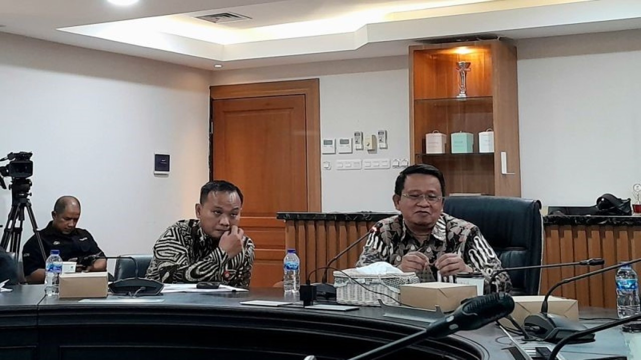 Sekretaris Direktorat Jenderal Rehabilitasi Sosial Kemensos Salahuddin Yahya (kanan) pada Forum Salemba 28 yang diselenggarakan di kantor Kemensos, Jakarta Pusat, Jumat (23/6/2023). (ANTARA/Lintang Budiyanti Prameswari)