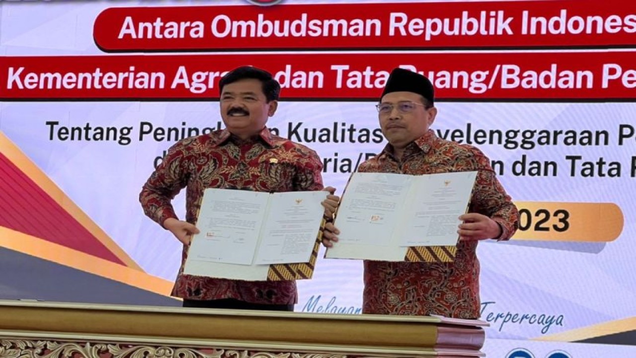 Menteri Agraria dan Tata Ruang/Kepala Badan Pertanahan Nasional (ATR/BPN) Hadi Tjahjanto dan Ketua Ombudsman RI Mokhamad Najih saat menandatangani nota kesepahaman (MoU) terkait dengan peningkatan kualitas penyelenggaraan pelayanan publik di bidang Agraria dan Tata Ruang di Jakarta, Jumat (16/6/2023). (ANTARA/Ho/Kementerian ATR/BPN/dok.Pri)
