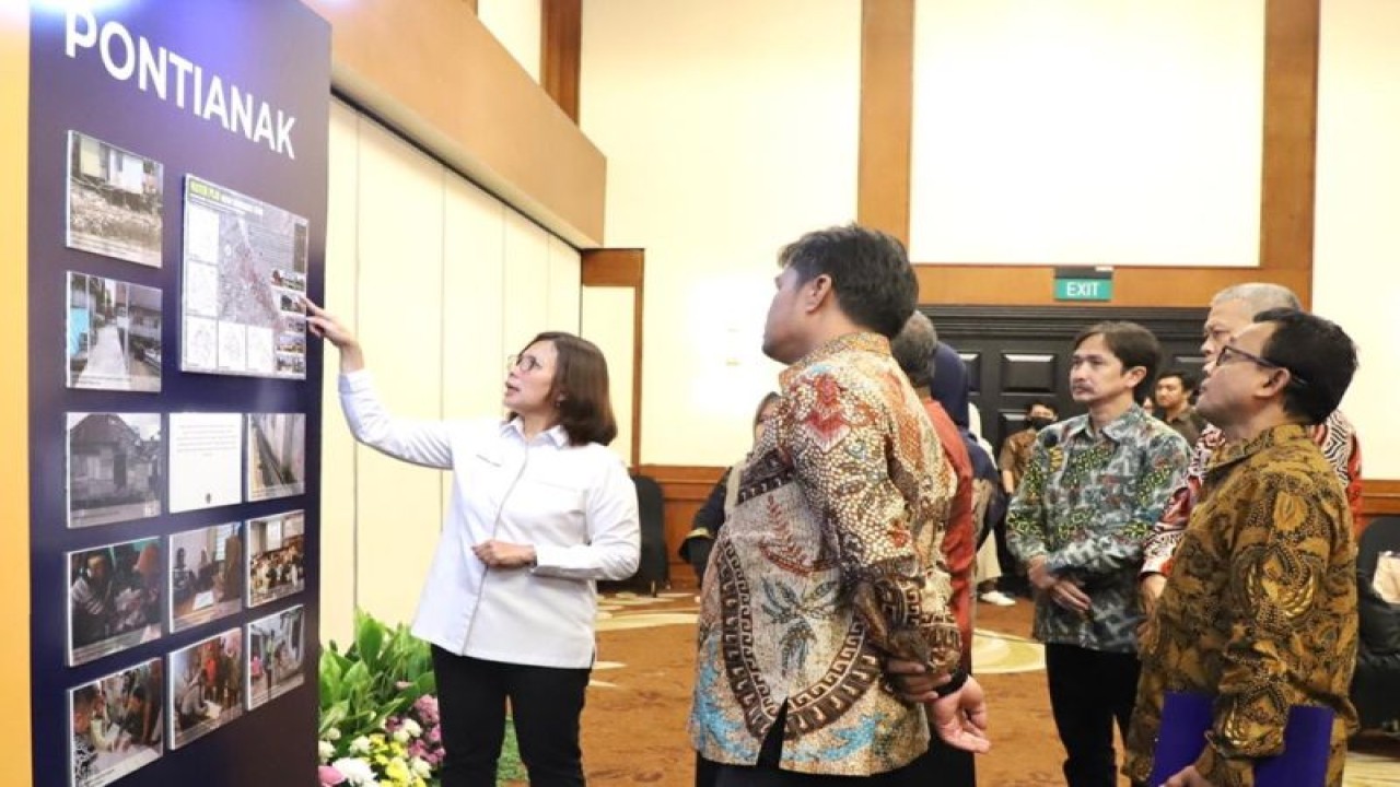 Direktur Jenderal (Dirjen) PTPP Kementerian ATR/BPN, Embun Sari saat menjelaskan lokasi program Kota Tanpa Kumuh (Kotaku) dalam workshop diseminasi "Kementerian ATR/BPN Dukung Program Kotaku" di Jakarta, Selasa (27/6/2023). ANTARA/HO-Kementerian ATR/BPN.