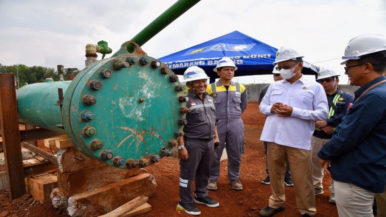 Menteri ESDM Arifin Tasrif saat kunjungan kerja ke proyek pembangunan pipa transmisi gas bumi Cirebon-Semarang tahap I ruas Semarang-Batang di Kawasan Industri Terpadu Batang (KITB), Jawa Tengah, Rabu (7/6/2023). ANTARA/HO-Humas Kementerian ESDM