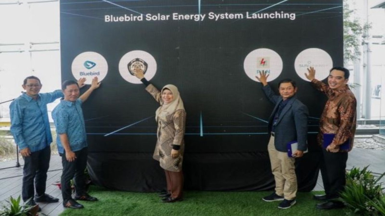 Direktur Aneka Energi Baru dan Energi Terbarukan Kementerian ESDM Andriah Feby Misna (tiga dari kiri) saat peresmian PLTS atap di Kantor Pusat PT Blue Bird Tbk, Jakarta, Selasa (13/6/2023). ANTARA/HO-Humas Kementerian ESDM