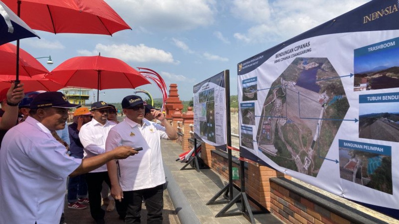 Kepala Balai Besar Wilayah Sungai (BBWS) Cimanuk Cisanggarung Kementerian PUPR Dwi Agus Kuncoro bersama Deputi Bidang Koordinasi Pengembangan Wilayah dan Tata Ruang Kementerian Koordinator Bidang Perekonomian sekaligus Ketua Komite Percepatan Penyediaan Infrastruktur Prioritas (KPPIP) Wahyu Utomo saat melakukan kunjungan di Bendungan Cipanas, Sumedang, Jawa Barat, Sabtu (24/6/2023). ANTARA/Imamatul Silfia