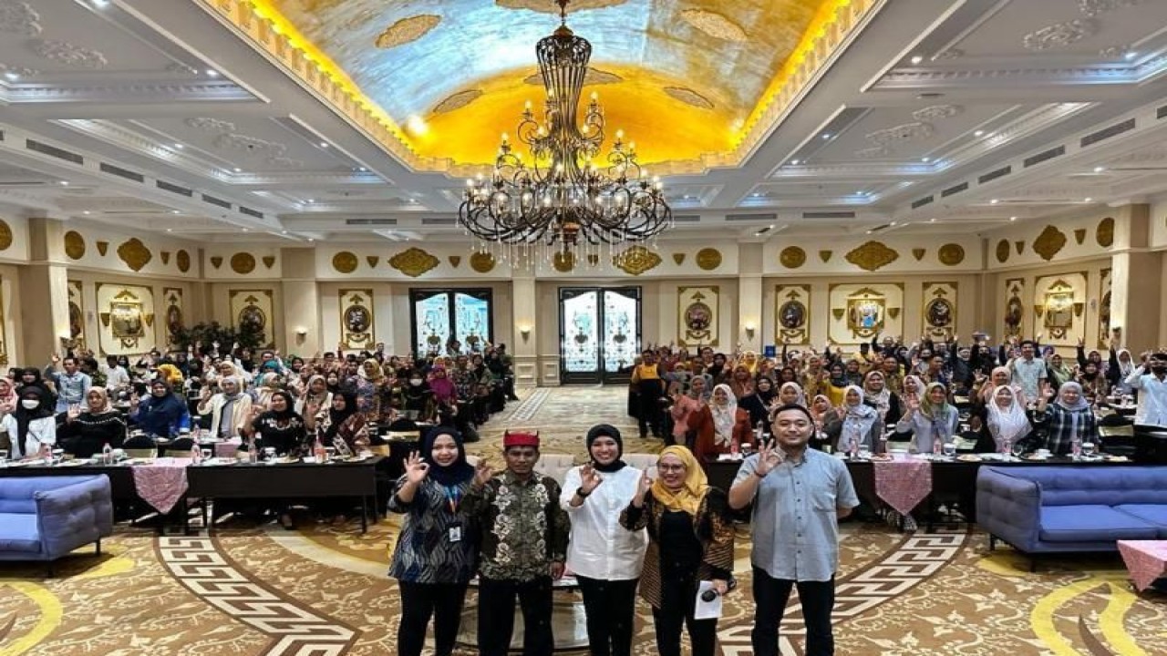 Kemkominfo bersama Siberkreasi menyelenggarakan dua kegiatan literasi digital kepada masyarakat yang terdiri atas pelajar, mahasiswa, konten kreator lokal di Pusat Kegiatan Belajar Masyarakat di Banyuwangi, Jawa Timur, Juni 2023. (FOTO ANTARA/HO-istimewa)