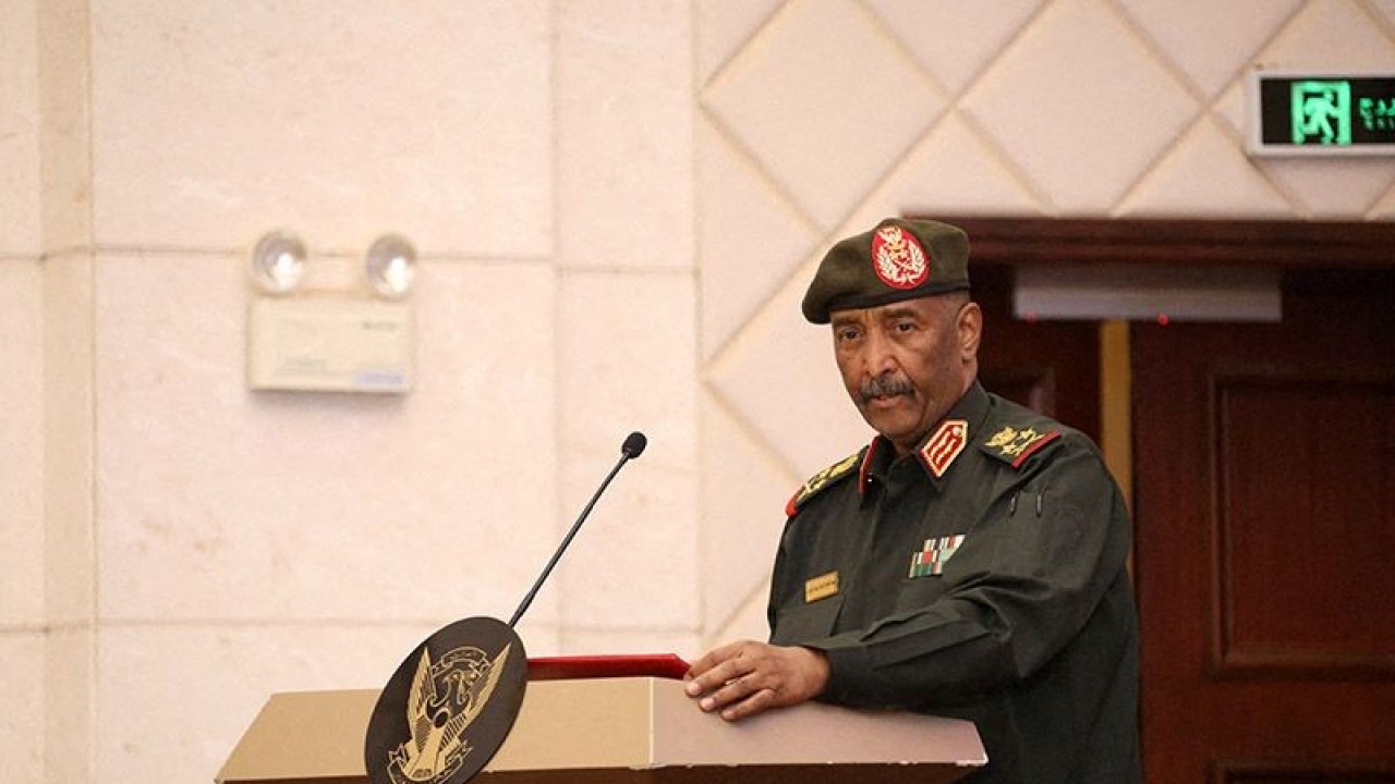 Arsip Foto - Pemimpin militer Sudan Jenderal Abdel Fattah al-Burhan berdiri di podium dalam upacara penandatanganan kesepakatan kerangka kerja antara penguasa militer dan kelompok sipil di Khartoum, Sudan, Senin (5/12/2022). ANTARA/REUTERS/El Tayeb Siddig/am.