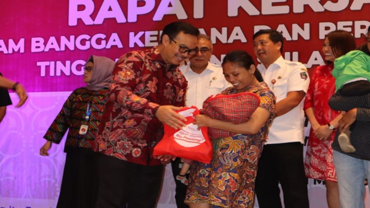 Kepala BKKBN Hasto Wardoyo ketika menyambangi ibu dengan balita yang terindikasi stunting untuk diberikan bantuan. (ANTARA/HO-BKKBN)